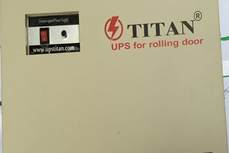  Lưu điện cửa cuốn Titan
